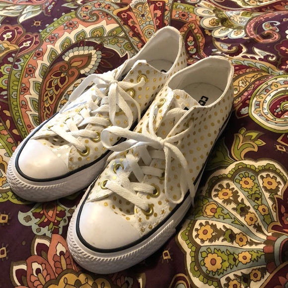 Converse Shoes - Super cute polka dot converse